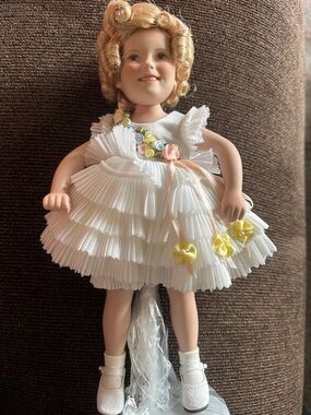 SHIRLEY TEMPLE DOLL 
Danbury Mint-"Baby Take a Bow" - Elke Hutchens collection